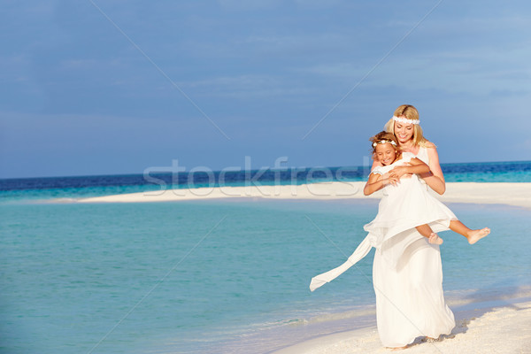 Menyasszony koszorúslány gyönyörű tengerpart esküvő nő Stock fotó © monkey_business
