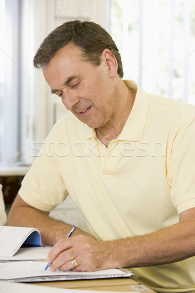 Foto stock: Masculina · adulto · estudiante · estudiar · campus · pluma