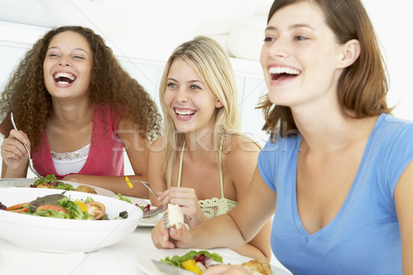 Amigos almuerzo junto casa alimentos mujeres Foto stock © monkey_business
