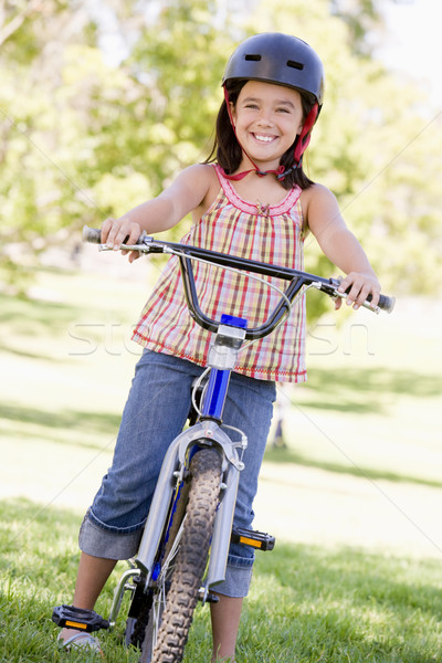 Foto stock: Jovem · bicicleta · ao · ar · livre · sorridente · crianças · criança