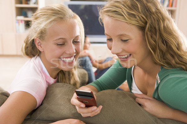 Stockfoto: Tieners · opknoping · uit · televisie · mobiele · telefoons · vrienden