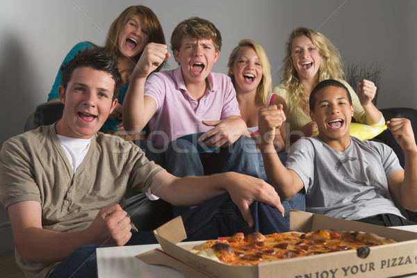 Tinédzserek szórakozás eszik pizza ház barátok Stock fotó © monkey_business