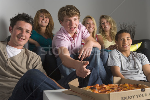 Stock foto: Jugendliche · Essen · Pizza · Haus · Freunde