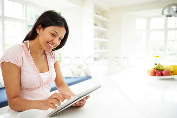 Indiai nő digitális tabletta otthon nők Stock fotó © monkey_business