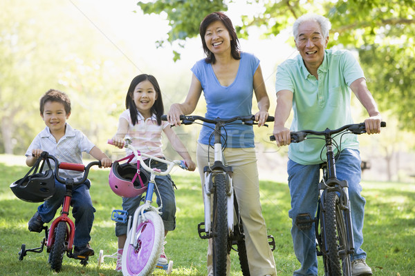 Foto stock: Avós · bicicleta · equitação · netos · família · feliz