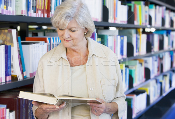 Altos mujer lectura biblioteca libro feliz Foto stock © monkey_business