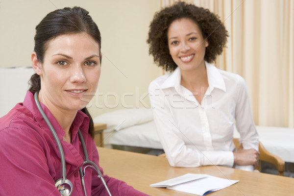 [[stock_photo]]: Femme · femme · souriante · souriant · médecin · heureux