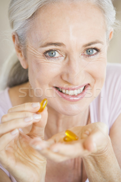 Imagine de stoc: Femeie · pastile · fericit · sănătate · zâmbitor