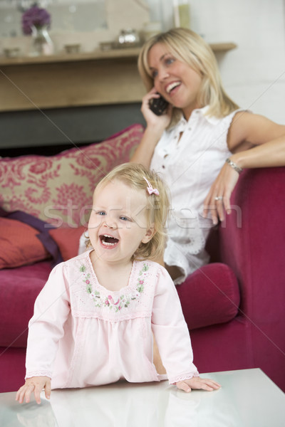 Stockfoto: Moeder · telefoon · woonkamer · baby · glimlachend · telefoon