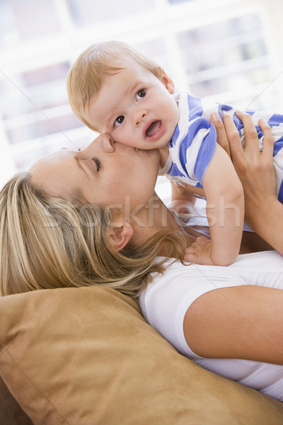 Foto stock: Madre · salón · besar · bebé · nina · feliz