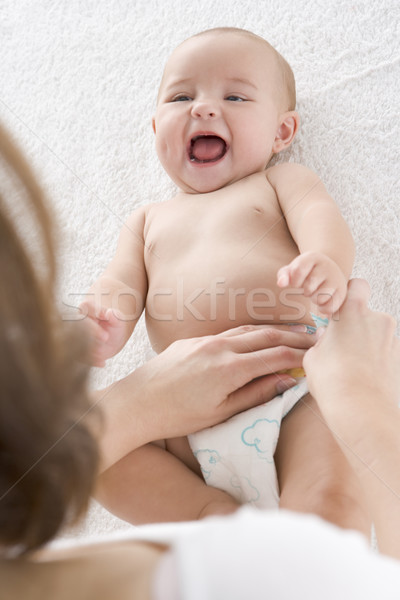 Stock foto: Mutter · Windel · drinnen · Frau · Familie · Baby