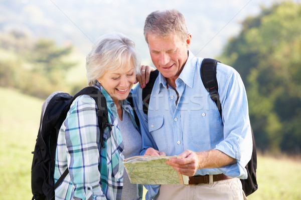 Foto stock: Casal · de · idosos · país · andar · mapa · verão · retrato