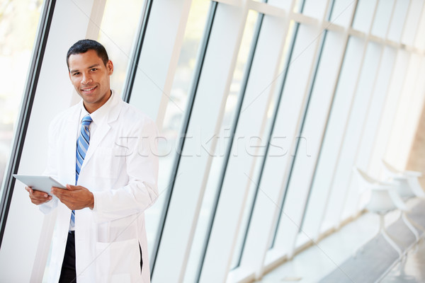 Orvos digitális tabletta folyosó modern kórház Stock fotó © monkey_business
