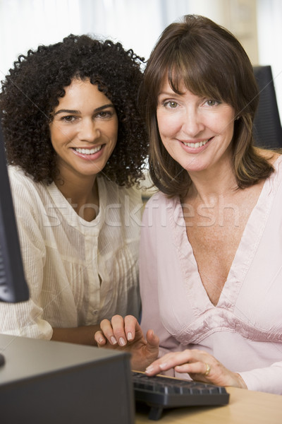 Foto stock: Dos · femenino · estudiantes · adultos · de · trabajo · ordenador · junto