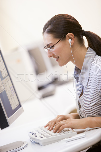 Komputera kobieta pokój słuchania mp3 player wpisując komputera Zdjęcia stock © monkey_business