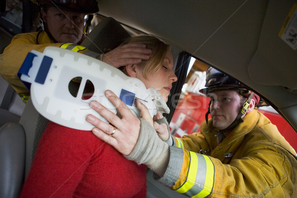 Zdjęcia stock: Strażacy · pomoc · ranny · kobieta · samochodu · mężczyzn