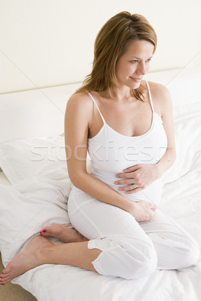 Foto stock: Mulher · grávida · sessão · cama · sorridente · mulher · feliz