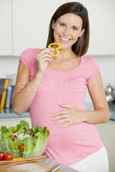 Сток-фото: беременная · женщина · кухне · Салат · улыбаясь · женщину