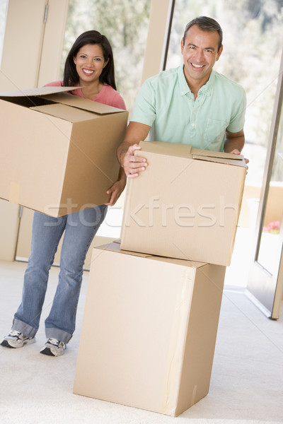 Сток-фото: пару · коробки · движущихся · новый · дом · улыбаясь · женщину
