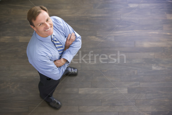 Foto stock: Empresário · em · pé · sorridente · homem · trabalhar