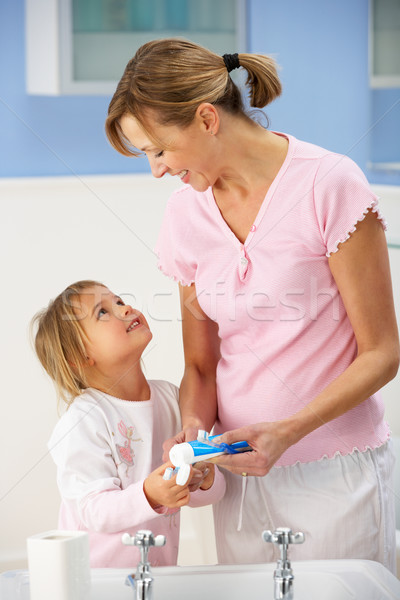 Stock foto: Mutter · Tochter · Reinigung · Zähne · Bad · Familie