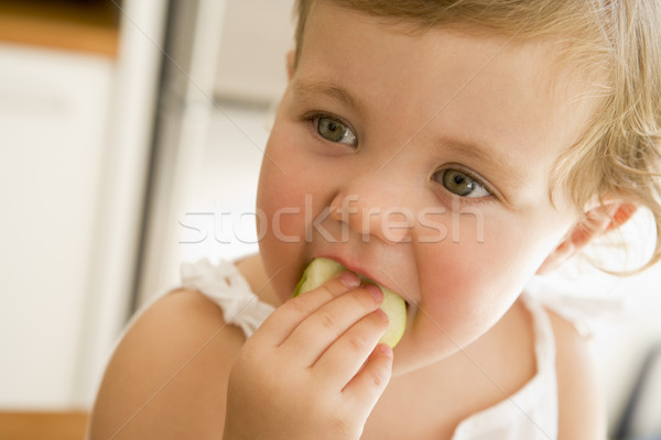 Stock foto: Junge · Mädchen · Essen · Apfel · drinnen · Mädchen · Baby