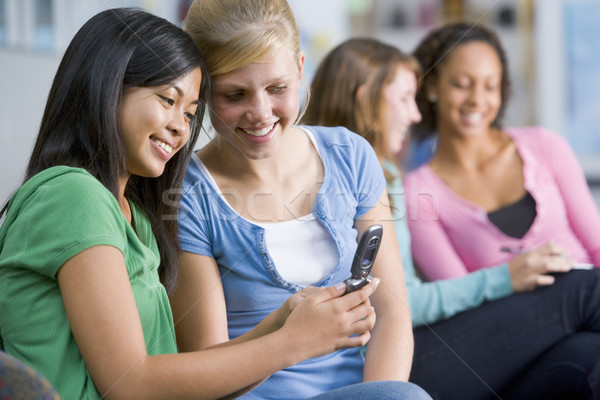 Stockfoto: Tienermeisjes · naar · mobiele · telefoon · school · technologie · onderwijs