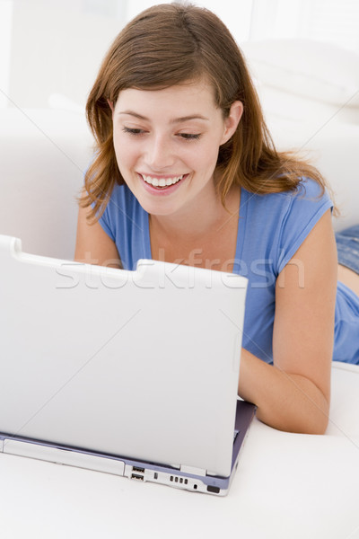 Сток-фото: женщину · гостиной · ноутбука · улыбаясь · компьютер · счастливым