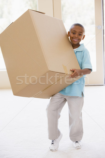 Fiatal srác tart doboz új otthon mosolyog ház Stock fotó © monkey_business