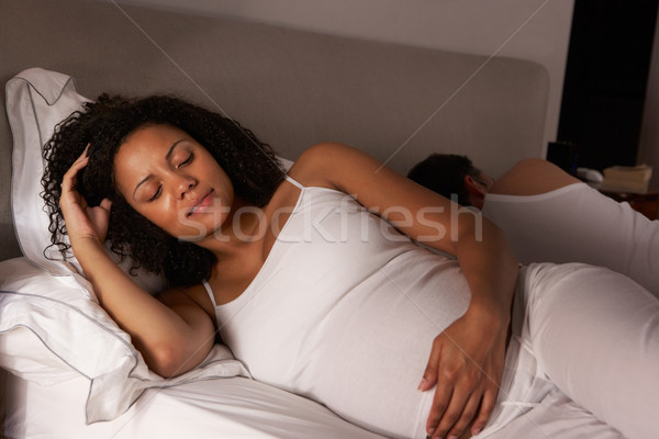 Femme enceinte dormir femme bébé couple enceintes [[stock_photo]] © monkey_business