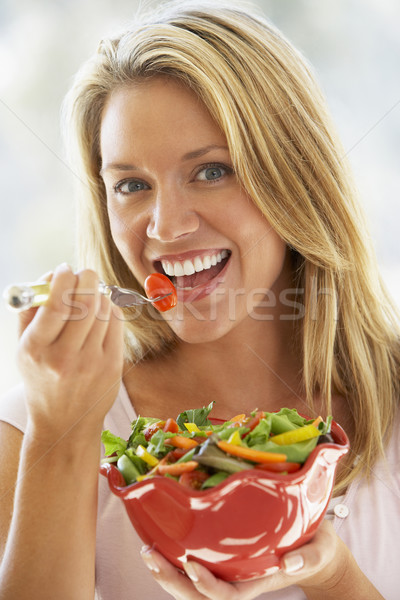 ストックフォト: 若い女性 · 食べ · 新鮮な · サラダ · 幸せ · フォーク