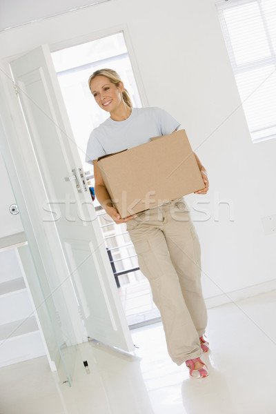 Nő doboz mozog új otthon mosolygó nő mosolyog Stock fotó © monkey_business