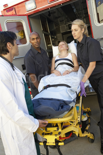 Foto d'archivio: Medico · paziente · ambulanza · donna · infermiera