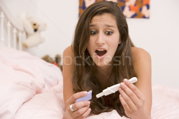 商業照片: 十幾歲的女孩 · 床 · 妊娠試驗 · 女孩 · 青少年 · 臥室