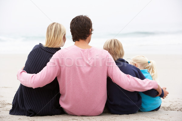 ストックフォト: 背面図 · 小さな · 家族 · 座って · 冬 · ビーチ