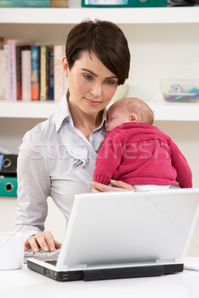 Femeie nou-nascut copil lucru acasă folosind laptop Imagine de stoc © monkey_business