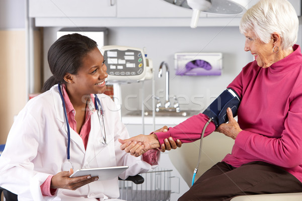 Arzt Aufnahme Senior weiblichen Blutdruck Frauen Stock foto © monkey_business