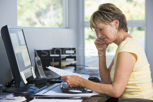 Femme bureau à domicile ordinateur paperasserie technologie travail [[stock_photo]] © monkey_business