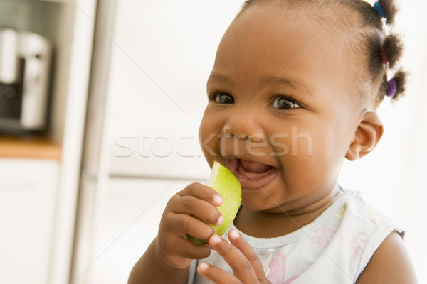 Junge Mädchen Essen Apfel drinnen Baby Kinder Stock foto © monkey_business