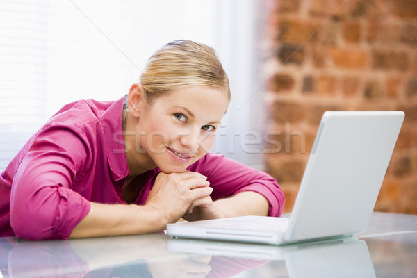 Imagine de stoc: Femeie · de · afaceri · şedinţei · birou · laptop · zâmbitor · afaceri