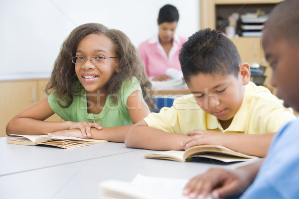 általános iskola osztályterem csoport iskolás olvas könyvek Stock fotó © monkey_business
