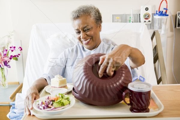 Senior Frau Sitzung Krankenhausbett Fach Essen Stock foto © monkey_business