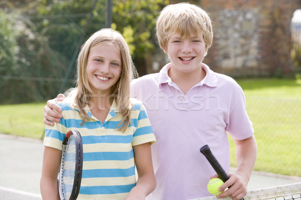 Foto stock: Pista · de · tenis · sonriendo · ninos · deporte · amigos