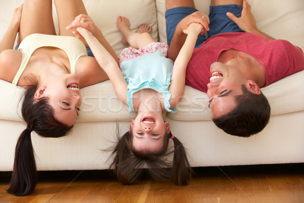 Familie ondersteboven sofa dochter vrouwen kind Stockfoto © monkey_business