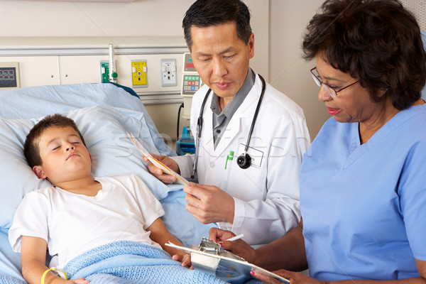 Médecin infirmière enfant patient lit garçon [[stock_photo]] © monkey_business