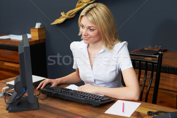 Hotel recepţioner lucru calculator birou fericit Imagine de stoc © monkey_business