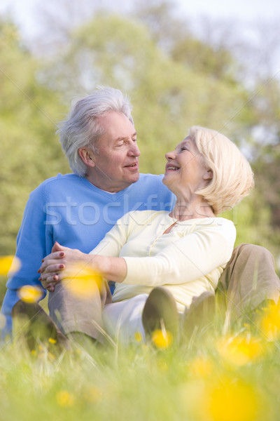 Foto stock: Casal · relaxante · ao · ar · livre · sorridente · mulher · grama