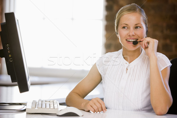 Foto stock: Empresária · fone · escritório · sorridente · computador