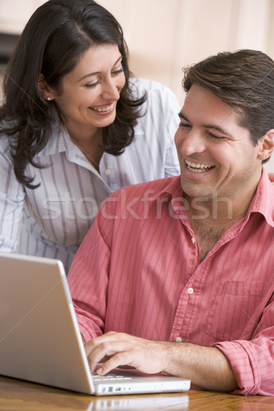 Foto stock: Casal · cozinha · usando · laptop · sorridente · computador · mulher