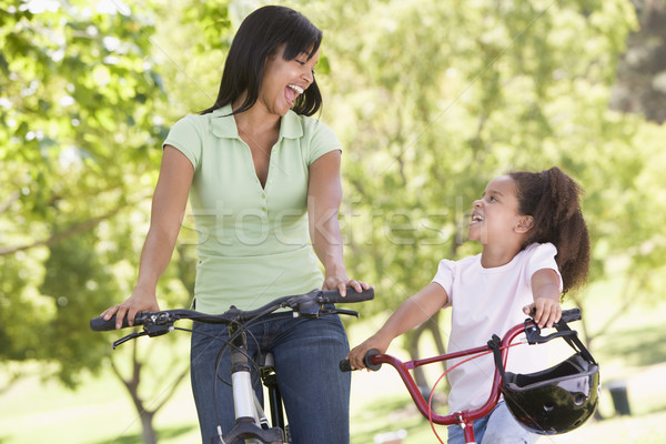 Foto d'archivio: Donna · giovane · ragazza · bikes · esterna · donna · sorridente · sorridere